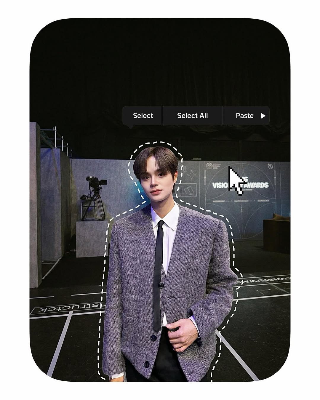 Photo by 이대휘 LEE DAEHWI on February 10, 2026. May be an image of phone, top, bolo tie and text.