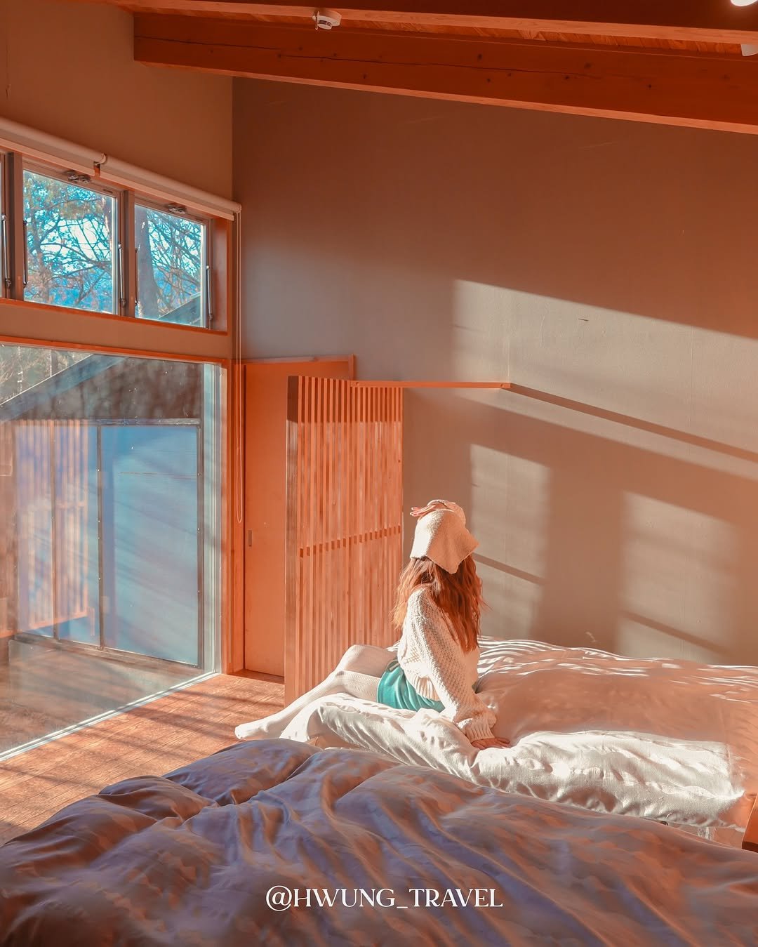 Photo by 훵 | 돈 없는 여행 중독자✈️ on February 02, 2026. May be an image of bed, mattress, bedroom and text.