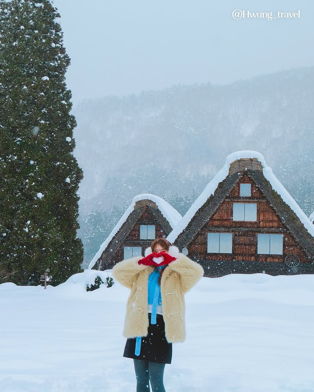 Photo by 훵 | 돈 없는 여행 중독자✈️ on October 18, 2025. May be an image of duffle coat, goosedown coat, fur, parka, magazine, snow and text.