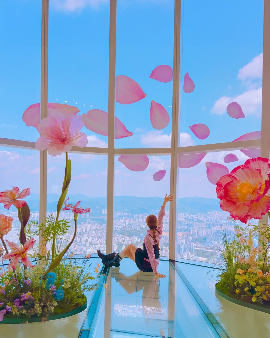 Photo by 훵 | 돈 없는 여행 중독자✈️ on August 17, 2025. May be an image of 1 person, Tokyo Tower and text.