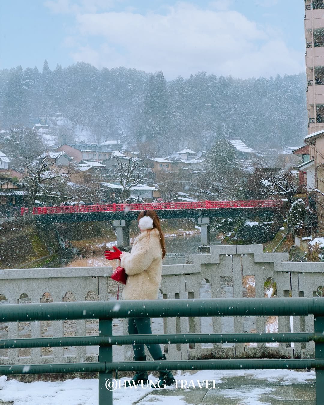 Photo by 훵 | 돈 없는 여행 중독자✈️ on January 17, 2026. May be an image of one or more people, snow, park and text that says '@HWUNGATRAVEI TRAVEI'.