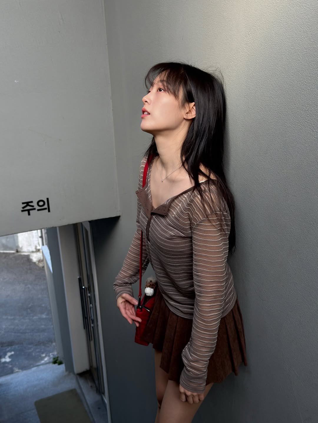 Photo by 이하진 on March 08, 2026. May be an image of one or more people, hair, fishnet stockings and text.