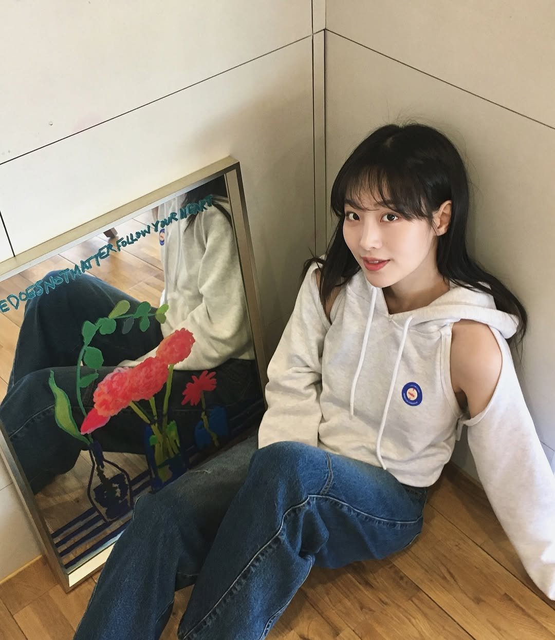 Photo by 이하진 on November 13, 2025. May be an image of duffle coat, top, sweatshirt, parka, clothes hanger and text.