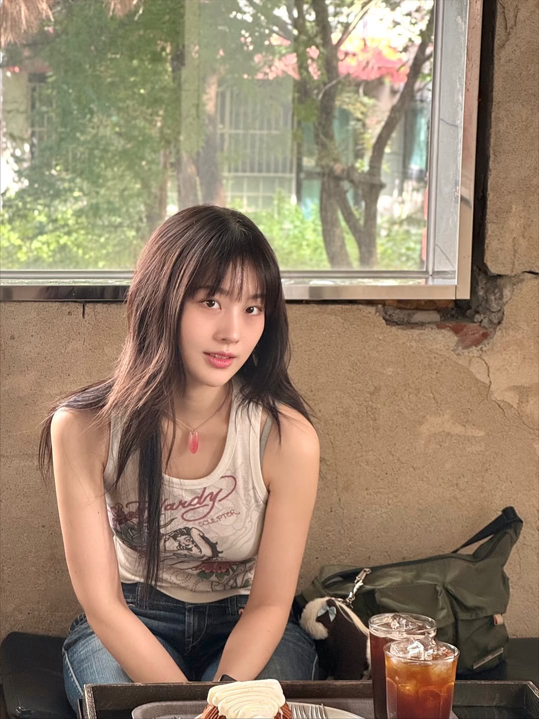 Photo by 이하진 on September 24, 2025. May be an image of 1 person, hair, drink, pie and text.