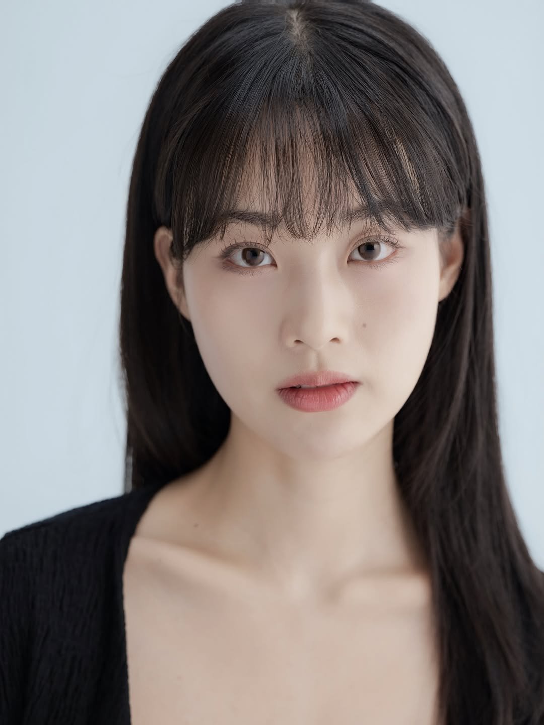 Photo by 이하진 on April 15, 2026. May be an image of one or more people, hair, makeup and text.