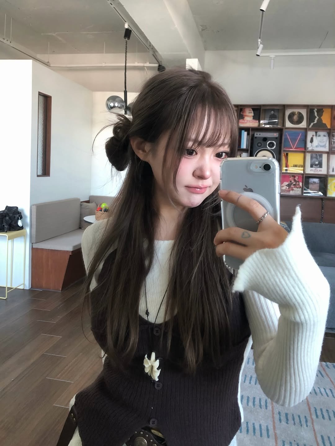 Photo by 혜리니 on January 09, 2026. May be a selfie of one or more people, hair, turtleneck, sweater, mirror and top.