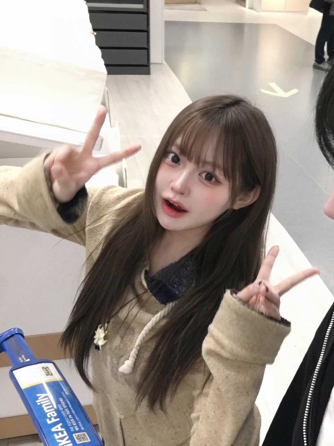 Photo by 혜리니 on March 19, 2026. May be an image of one or more people, hair, parka and text.