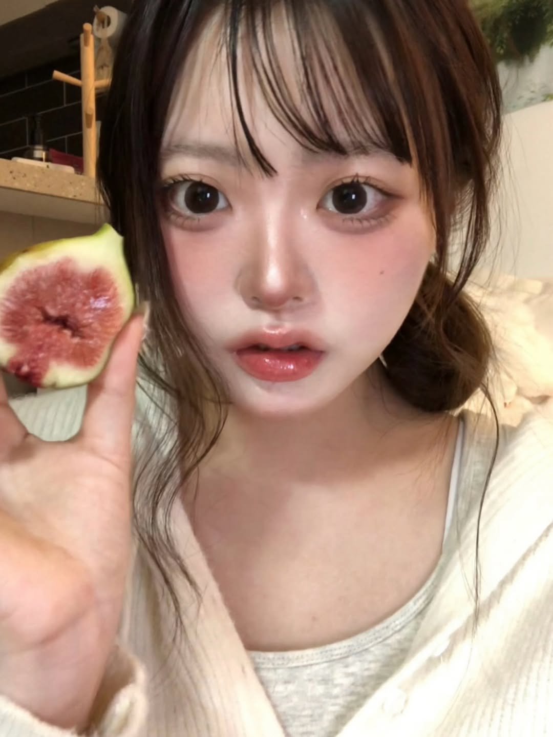 hxe_rini 게시물 이미지: 누가 나한테 무화과 한트럭 주면 좋겠담..ㅎ
.
.
#메이크업 #셀카 #makeup...