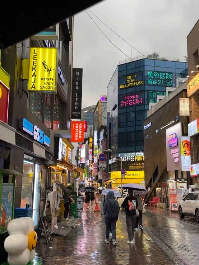hxez.0.ji 게시물 이미지: 비오는데도 사람많다🥵