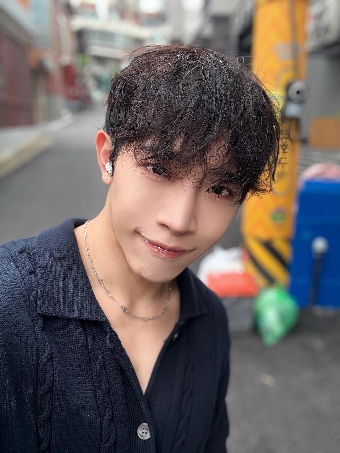 Photo by 이대혁[𝗪𝗮𝘅 𝗔𝗿𝘁𝗶𝘀𝗮𝗻 𝗔𝗕𝗪𝗨] on September 09, 2025. May be an image of 1 person, bangs, bolo tie and text.