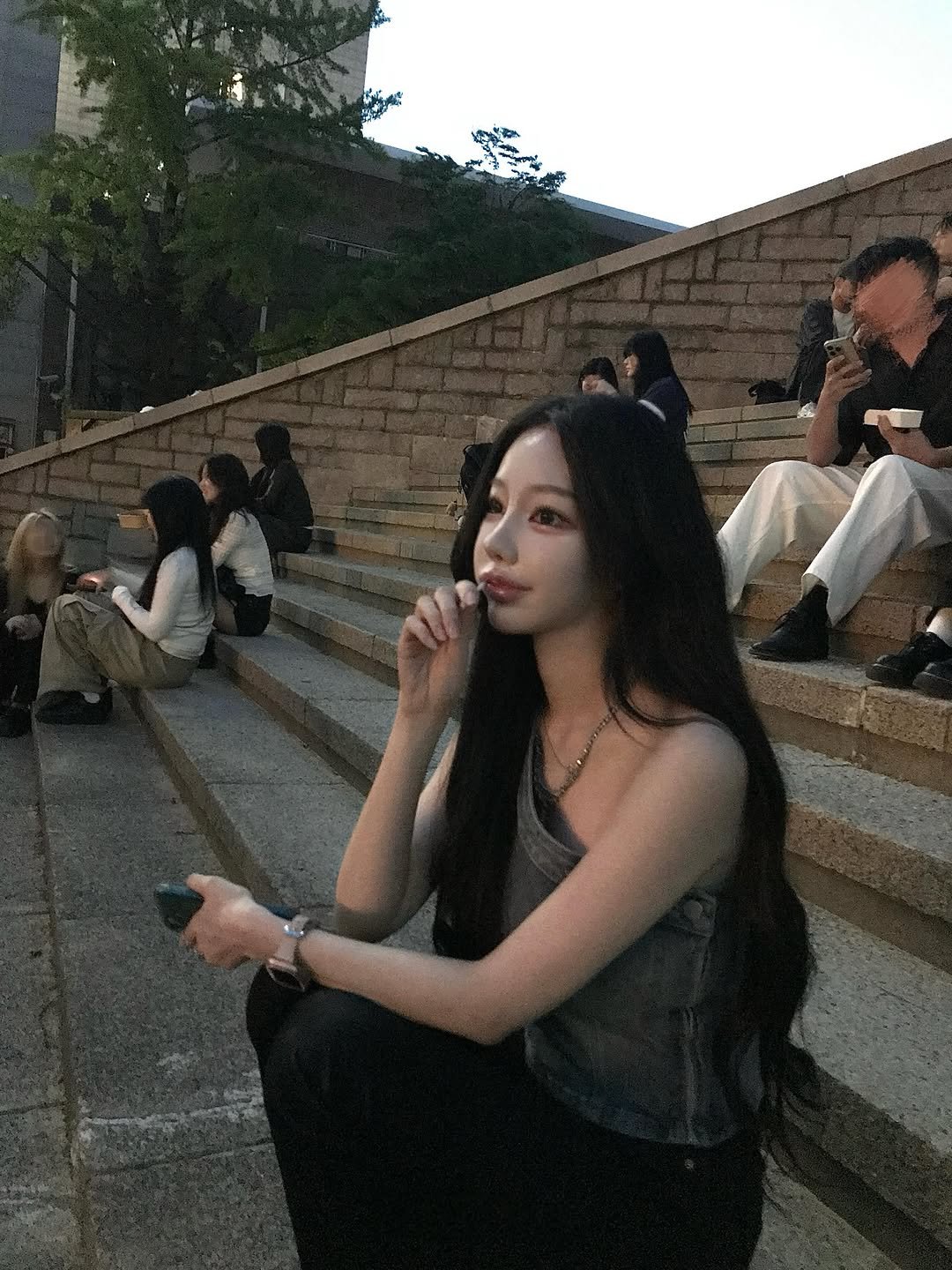 hxx__.12 게시물 이미지: 사탕먹으면서 풋풋한 대학생친구들 구경중🍭#세종대
