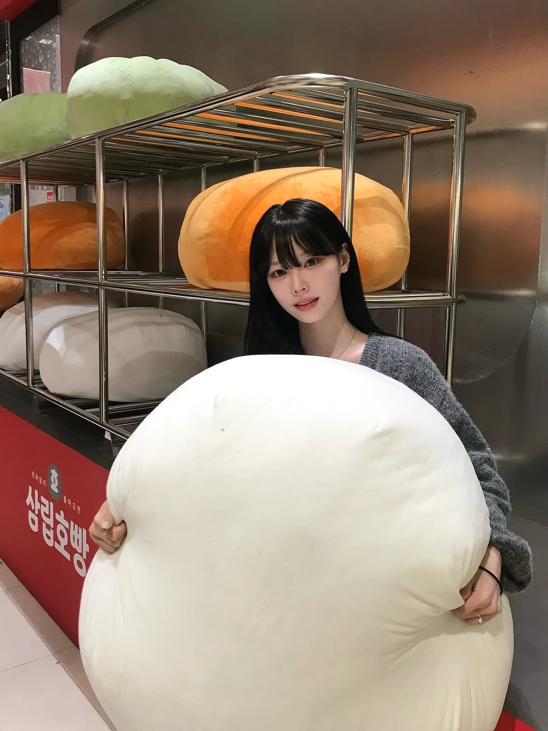 Photo shared by 뭐혜연 on November 20, 2025 tagging @musinsa.official, and @samlip.official. May be an image of mozzarella, beanbag chair, durian, bread, puffball mushroom, gourd and text.