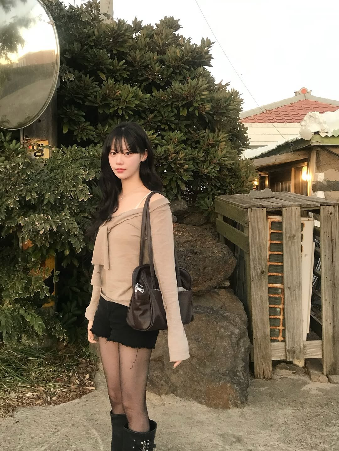 Photo by 뭐혜연 on November 17, 2025. May be an image of fishnet stockings, tights, miniskirt and text.