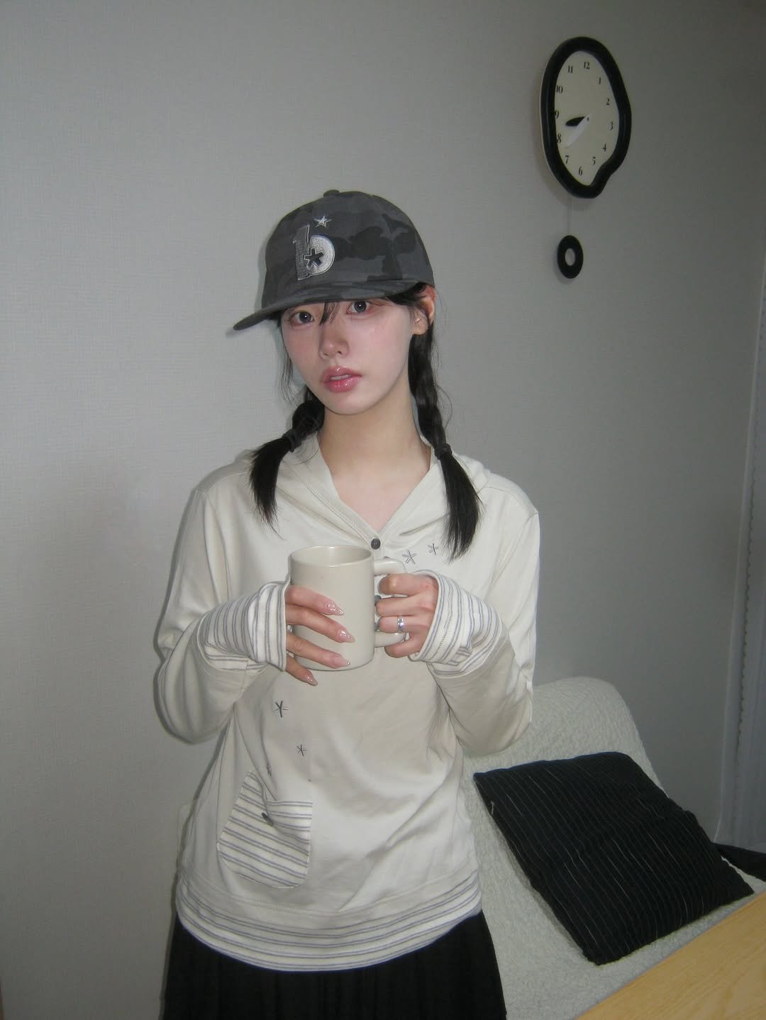 Photo shared by 뭐혜연 on March 22, 2026 tagging @bauf_official. May be an image of hat, top, beret, parka and text.