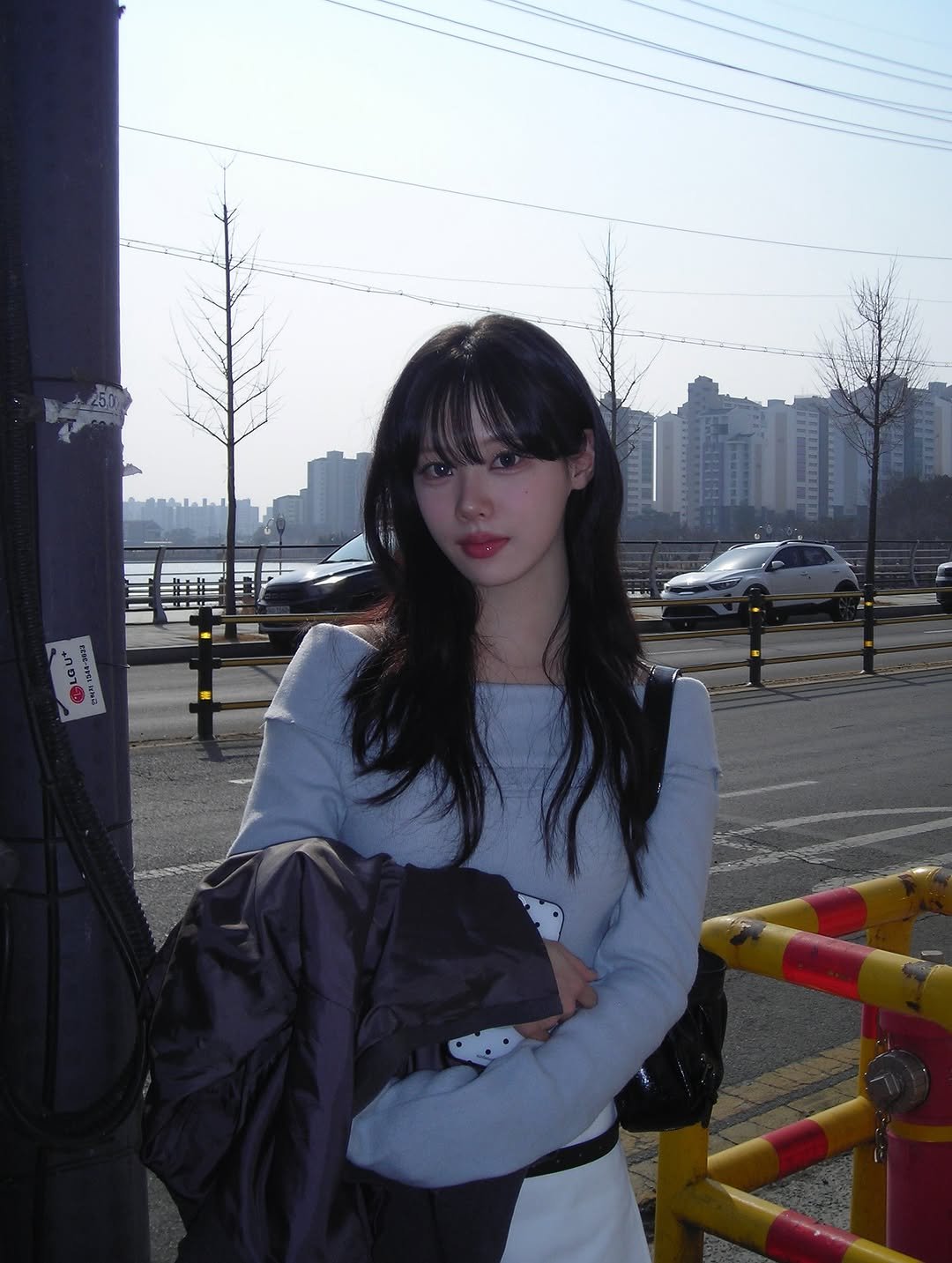 Photo by 뭐혜연 on February 15, 2026. May be an image of one or more people, hair, parka, street and text.