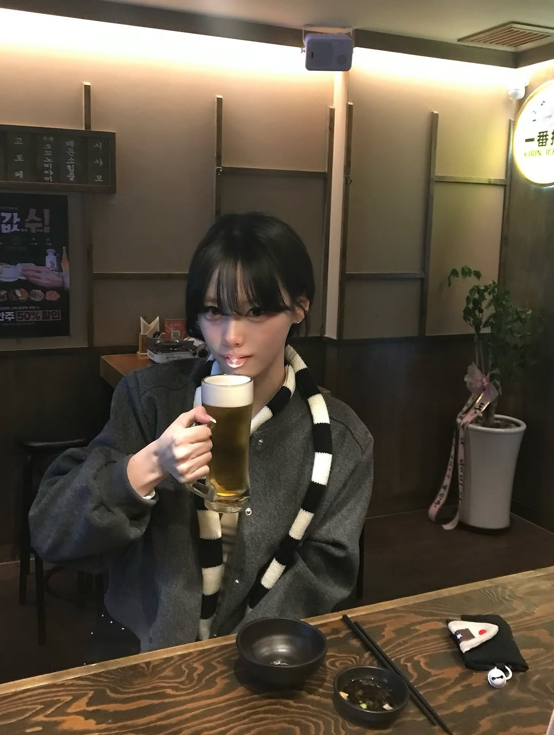 Photo by 뭐혜연 on January 04, 2026. May be an image of duffle coat, beer and text.