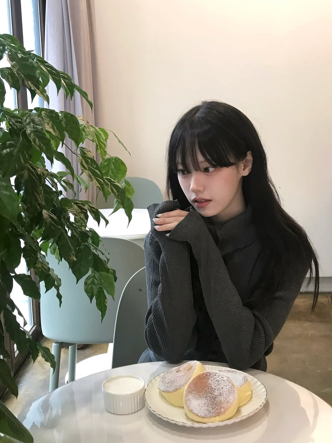 Photo by 뭐혜연 on October 22, 2025. May be an image of one or more people, hair, dessert, pancake, crumpet and turtleneck.