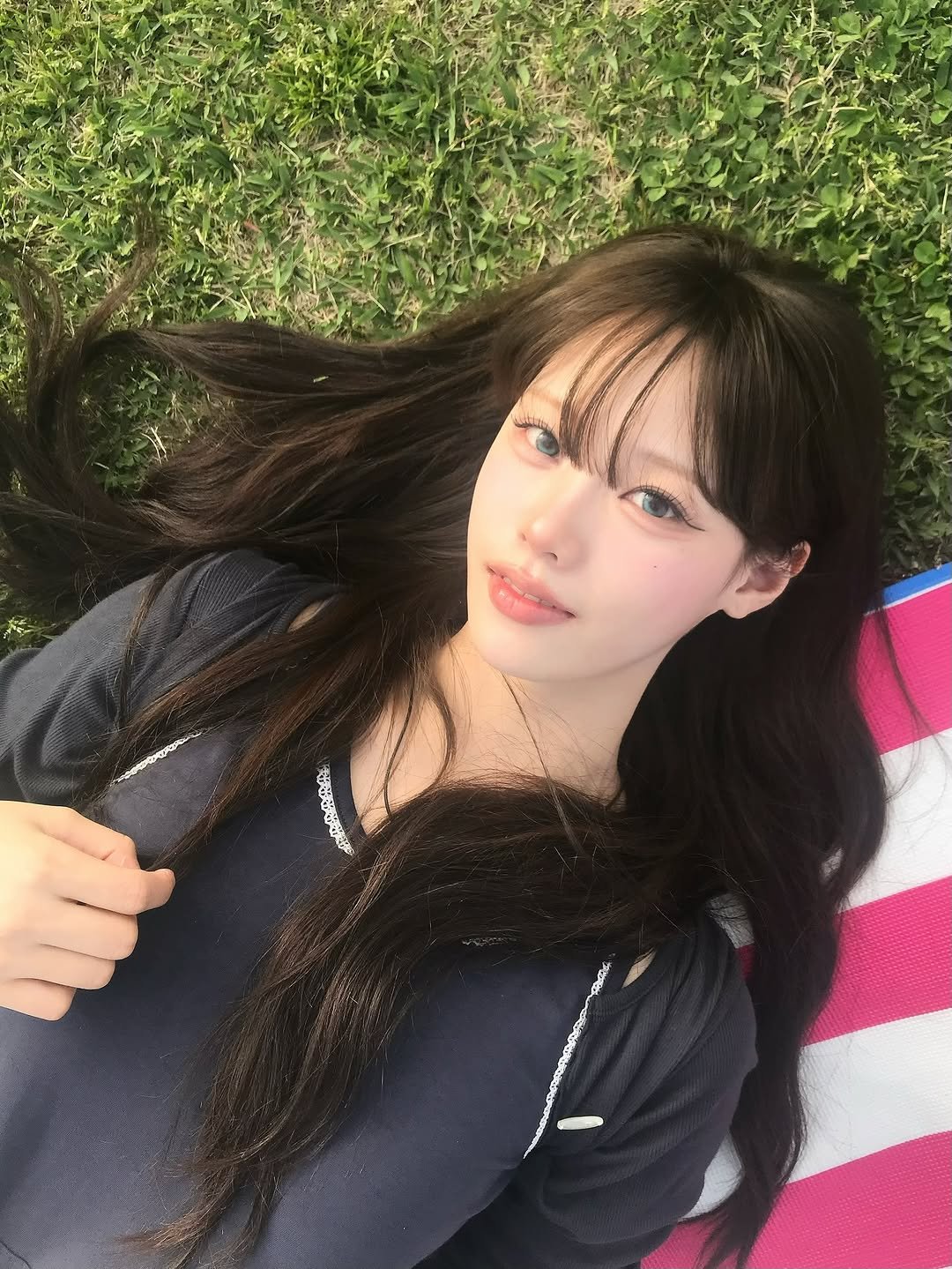 Photo by 뭐혜연 on April 22, 2026. May be an image of one or more people, long hair, outdoors and text.