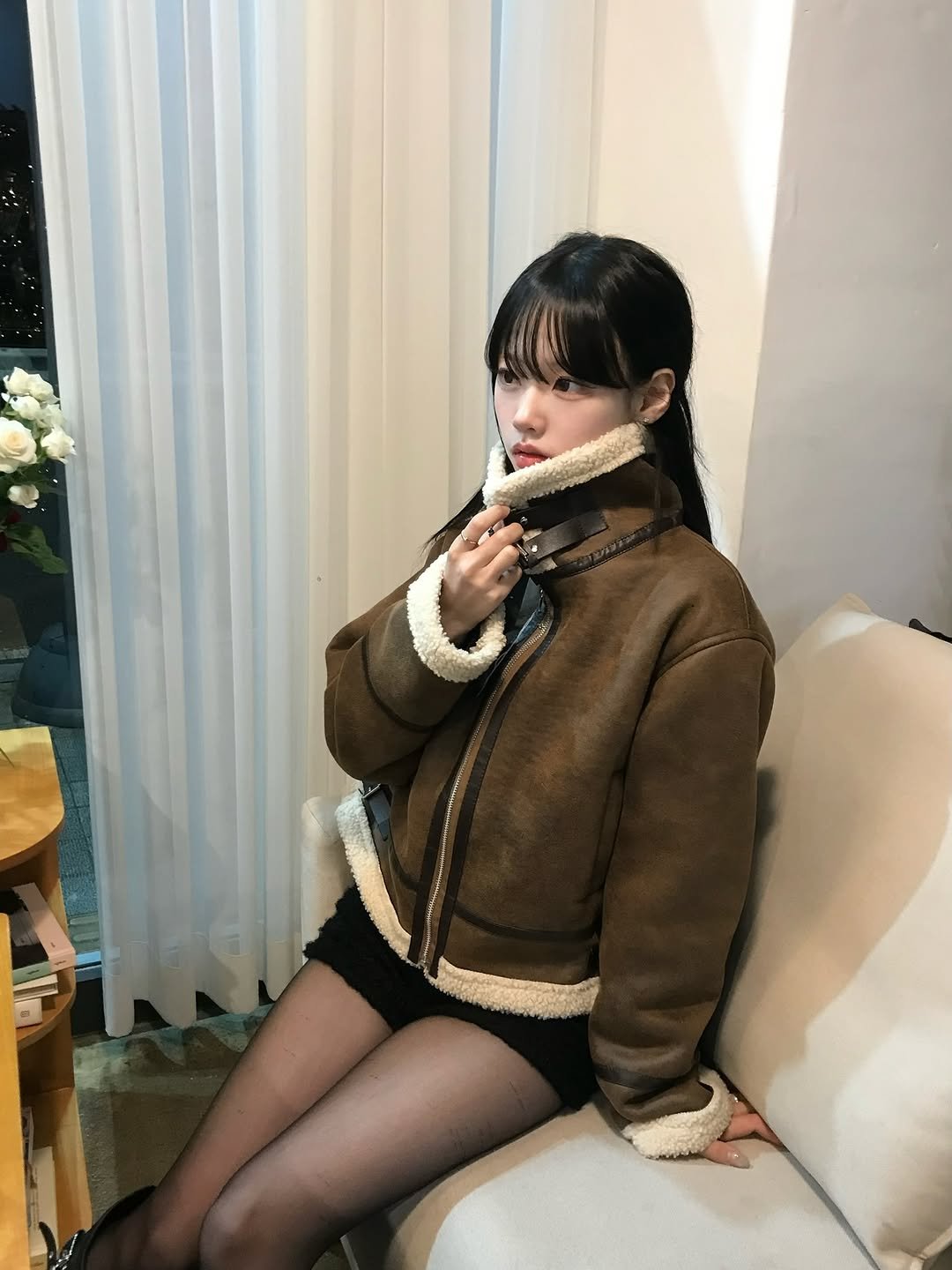 Photo shared by 뭐혜연 on November 27, 2025 tagging @charmer_kr. May be an image of one or more people, hair, parka and telephone.