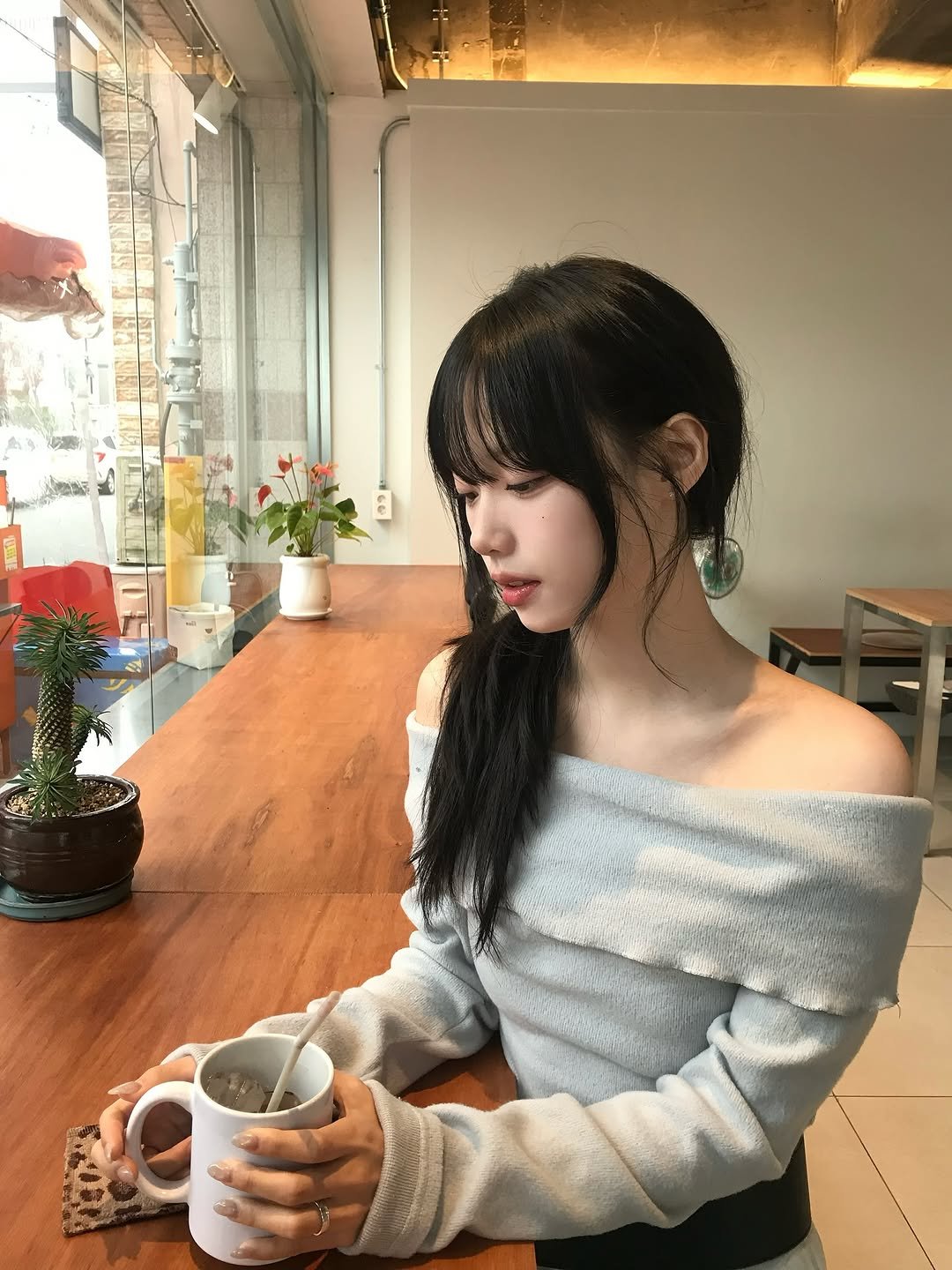 Photo by 뭐혜연 on November 01, 2025. May be an image of one or more people, hair, coffee cup, sweater, tea, turtleneck, knit, cornflower and text.
