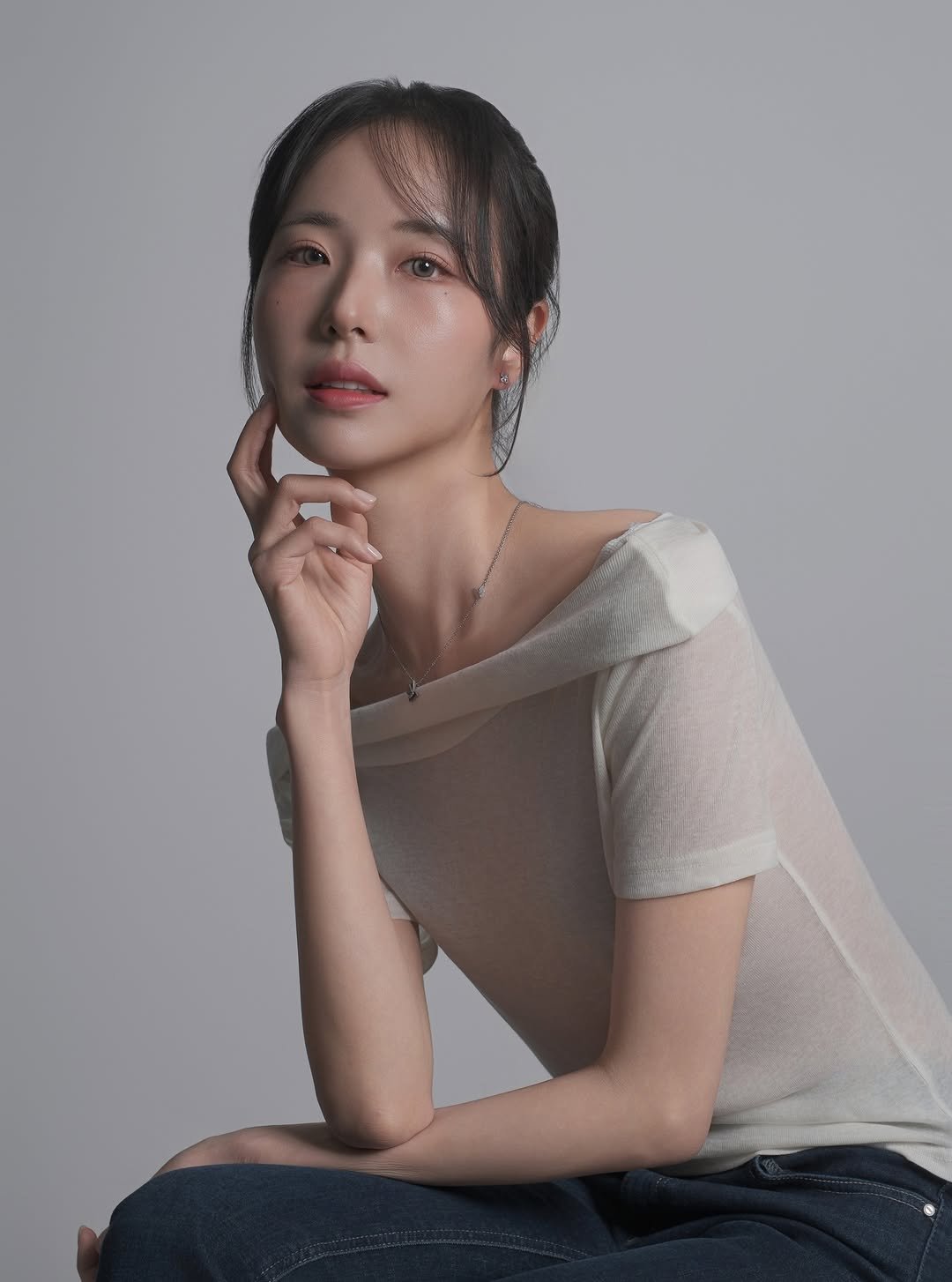 Photo shared by 해원처럼 스튜디오 on April 18, 2026 tagging @sunlit.ny. May be an image of one or more people, hair, makeup, top and text.