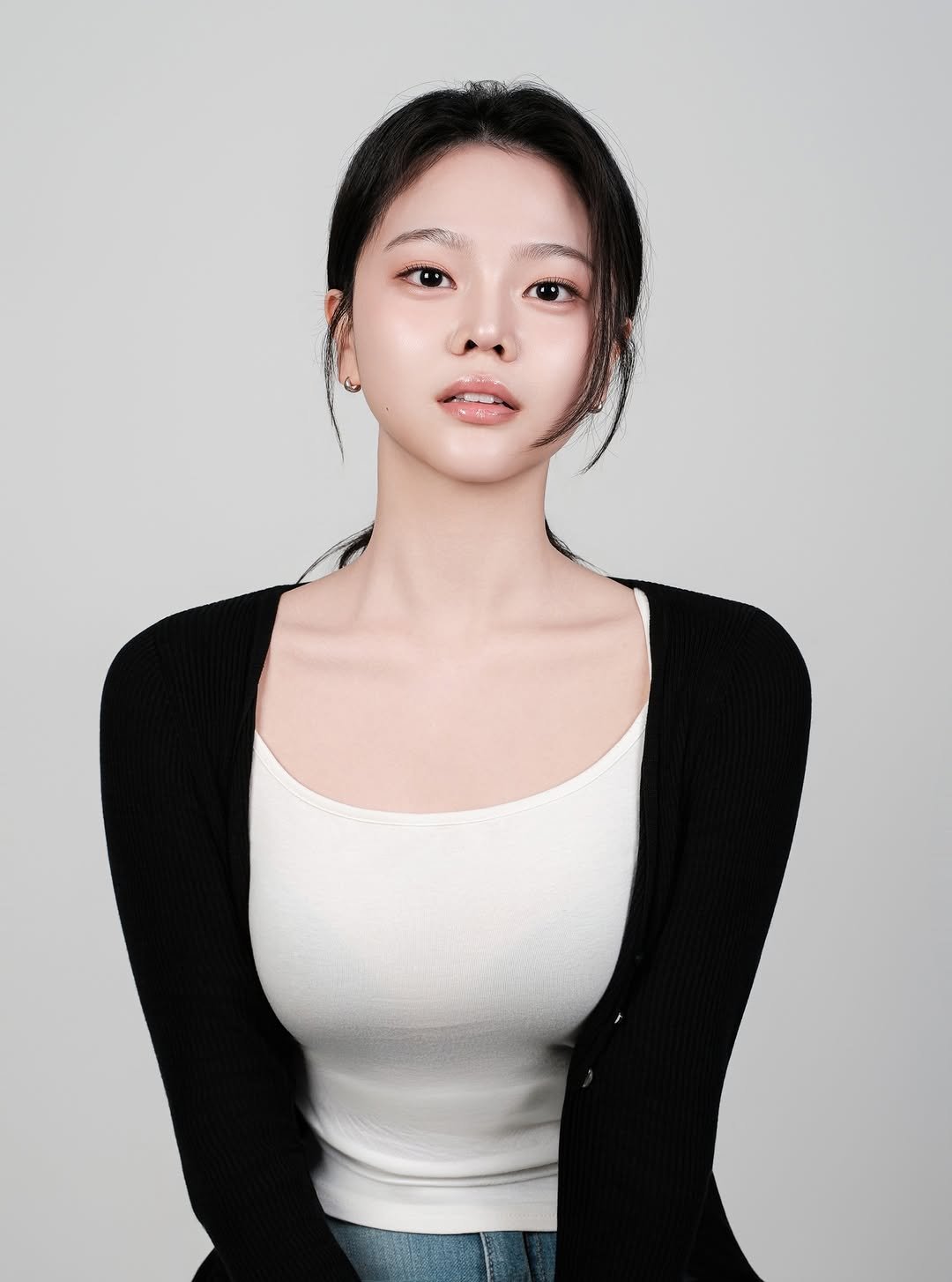 Photo by 해원처럼 스튜디오 on March 10, 2026. May be an image of one or more people, hair, makeup, top and text.