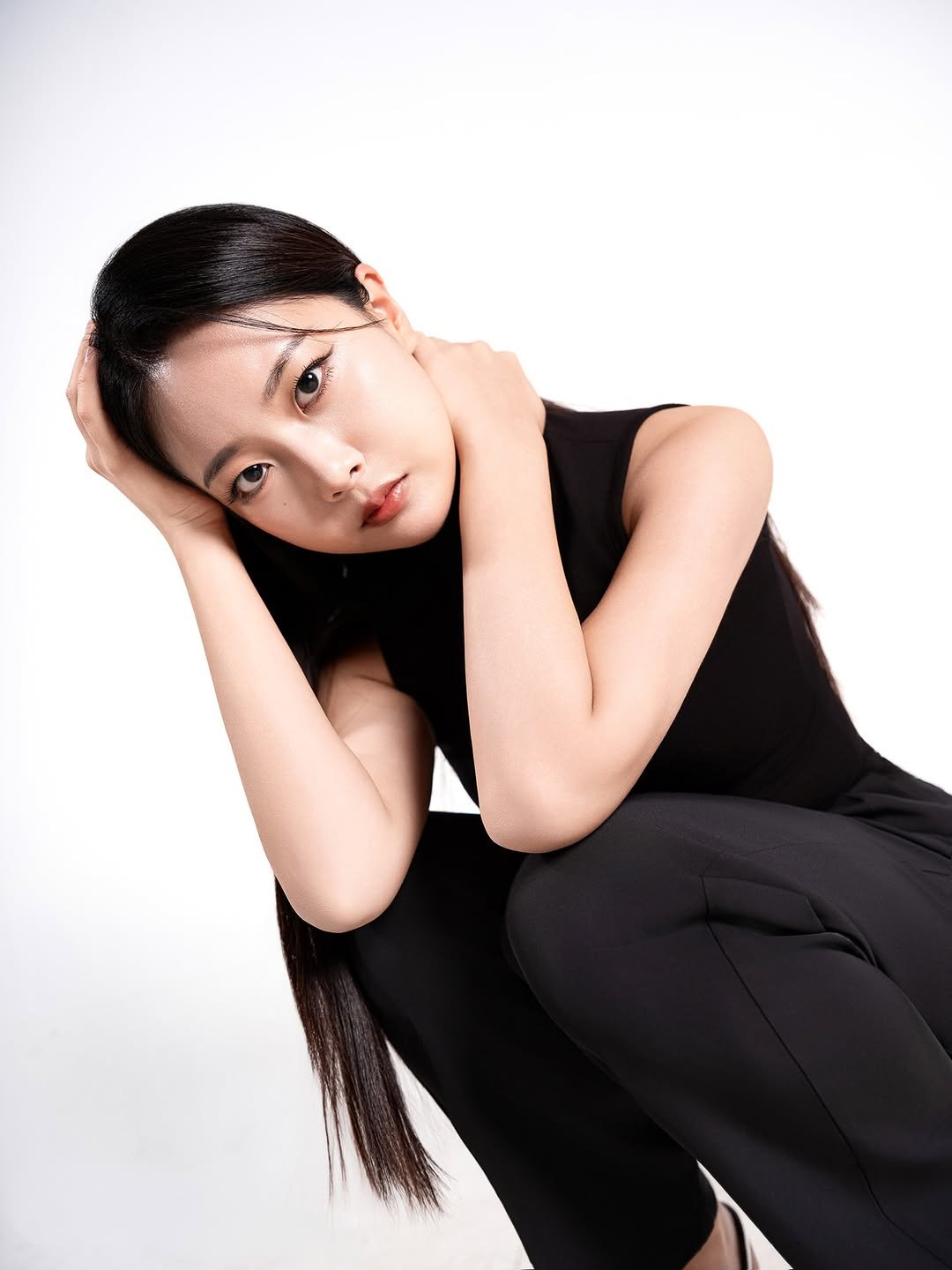 Photo by 해원처럼 스튜디오 on January 28, 2026. May be an image of one or more people, hair, makeup and jumpsuit.