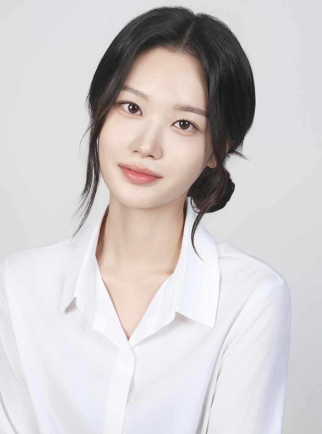 Photo by 해원처럼 스튜디오 on October 24, 2025. May be an image of one or more people, hair, makeup and top.