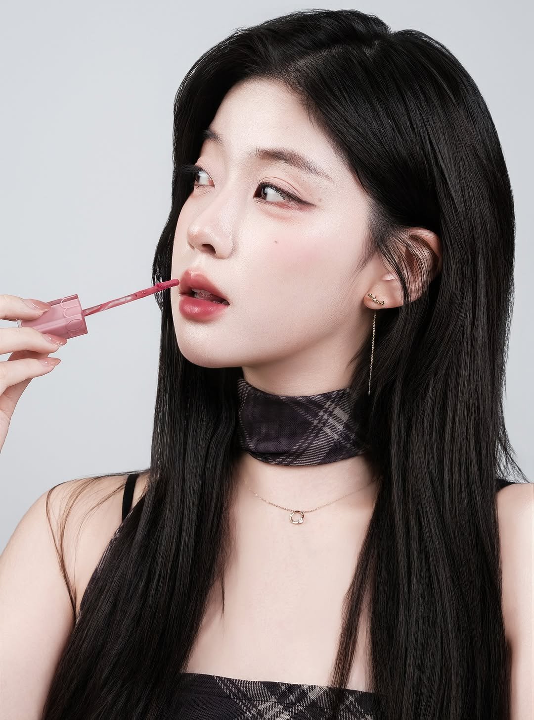 Photo by 해원처럼 스튜디오 on November 21, 2025. May be an image of one or more people, braids, makeup, lipstick and text.