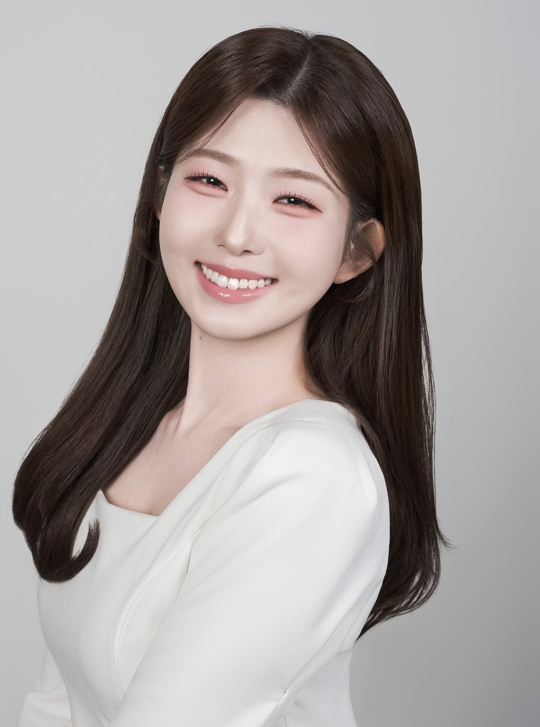 Photo by 해원처럼 스튜디오 on February 17, 2026. May be an image of one or more people, braids and makeup.