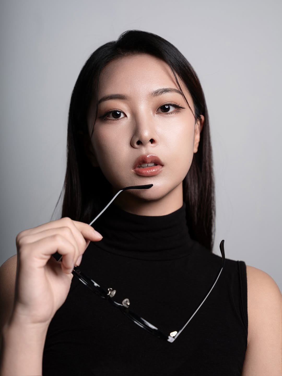 Photo by 해원처럼 스튜디오 on April 09, 2026. May be a closeup of one or more people, makeup, lipstick, turtleneck, bolo tie and text.