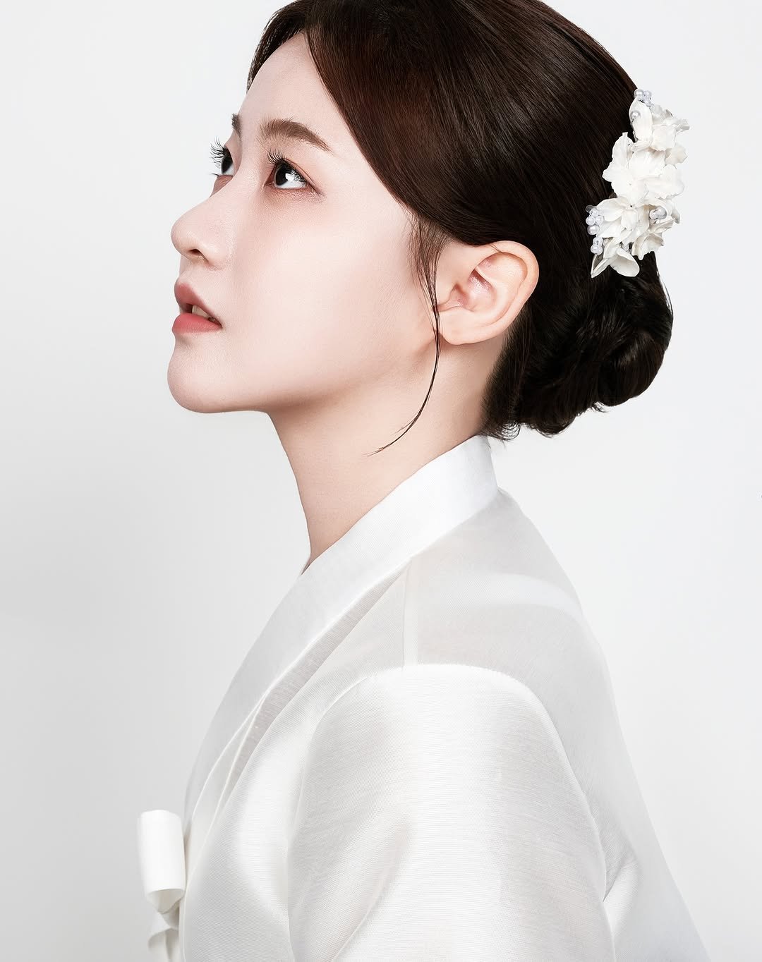 Photo by 해원처럼 스튜디오 in 강남 (Gangnam). May be an image of one or more people, braids, makeup, hairpin, white lily, baby's-breath and text.