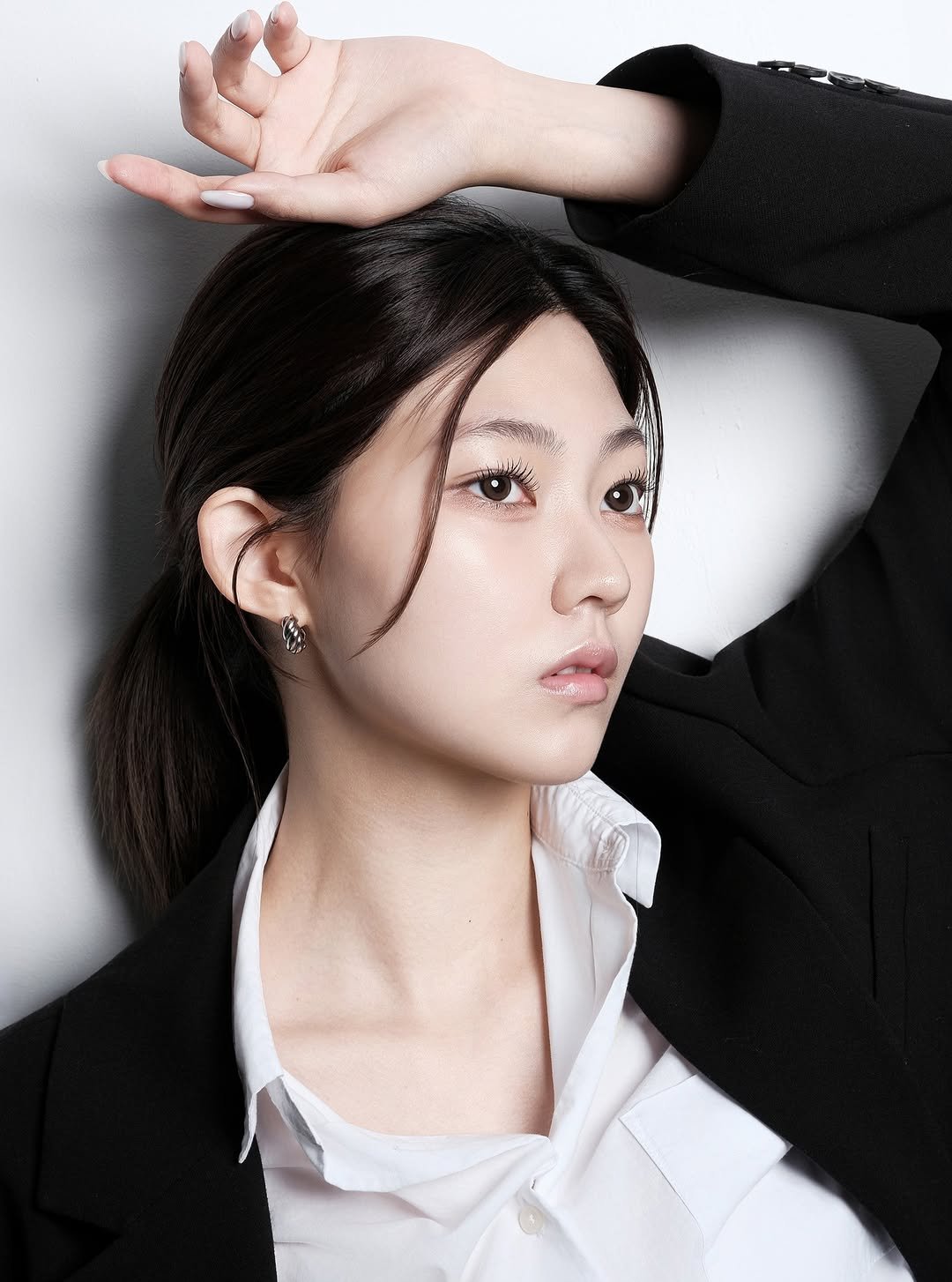 Photo by 해원처럼 스튜디오 on August 07, 2025. May be an image of 1 person, hair, suit, blazer and text.