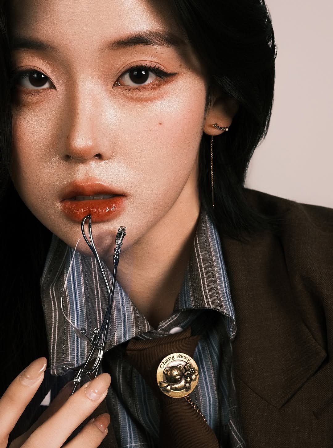 Photo by 해원처럼 스튜디오 on October 13, 2025. May be an image of one or more people, makeup, hair, bolo tie, necklace and text.