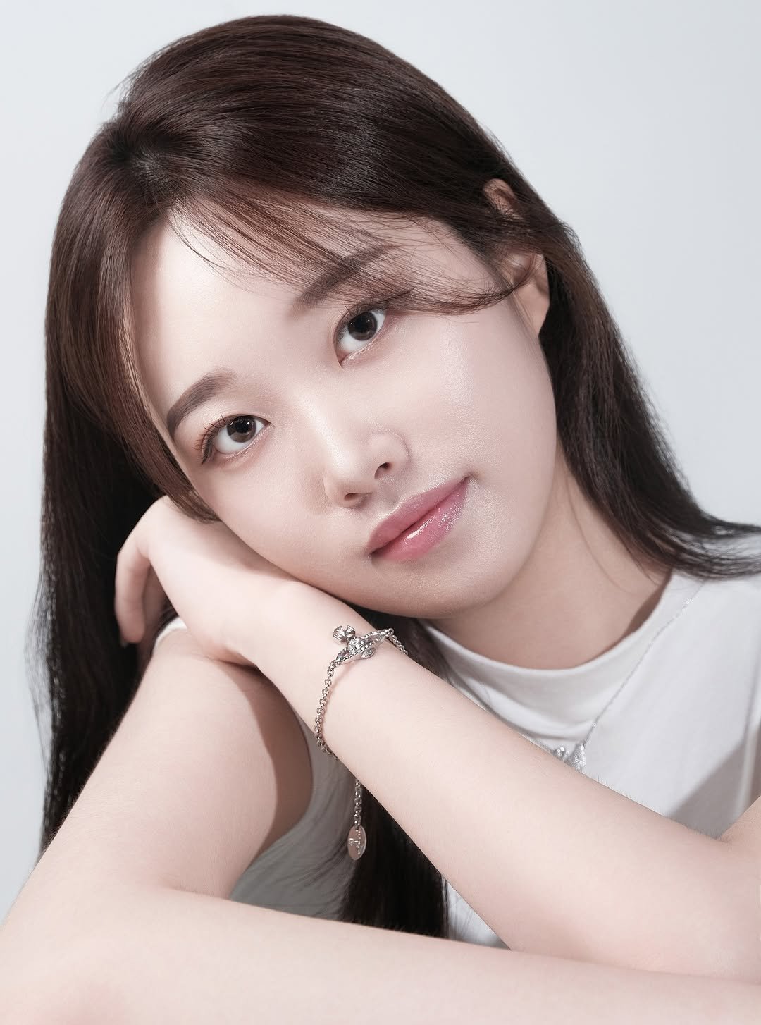 Photo by 해원처럼 스튜디오 on December 18, 2025. May be an image of one or more people, makeup, hair and text.