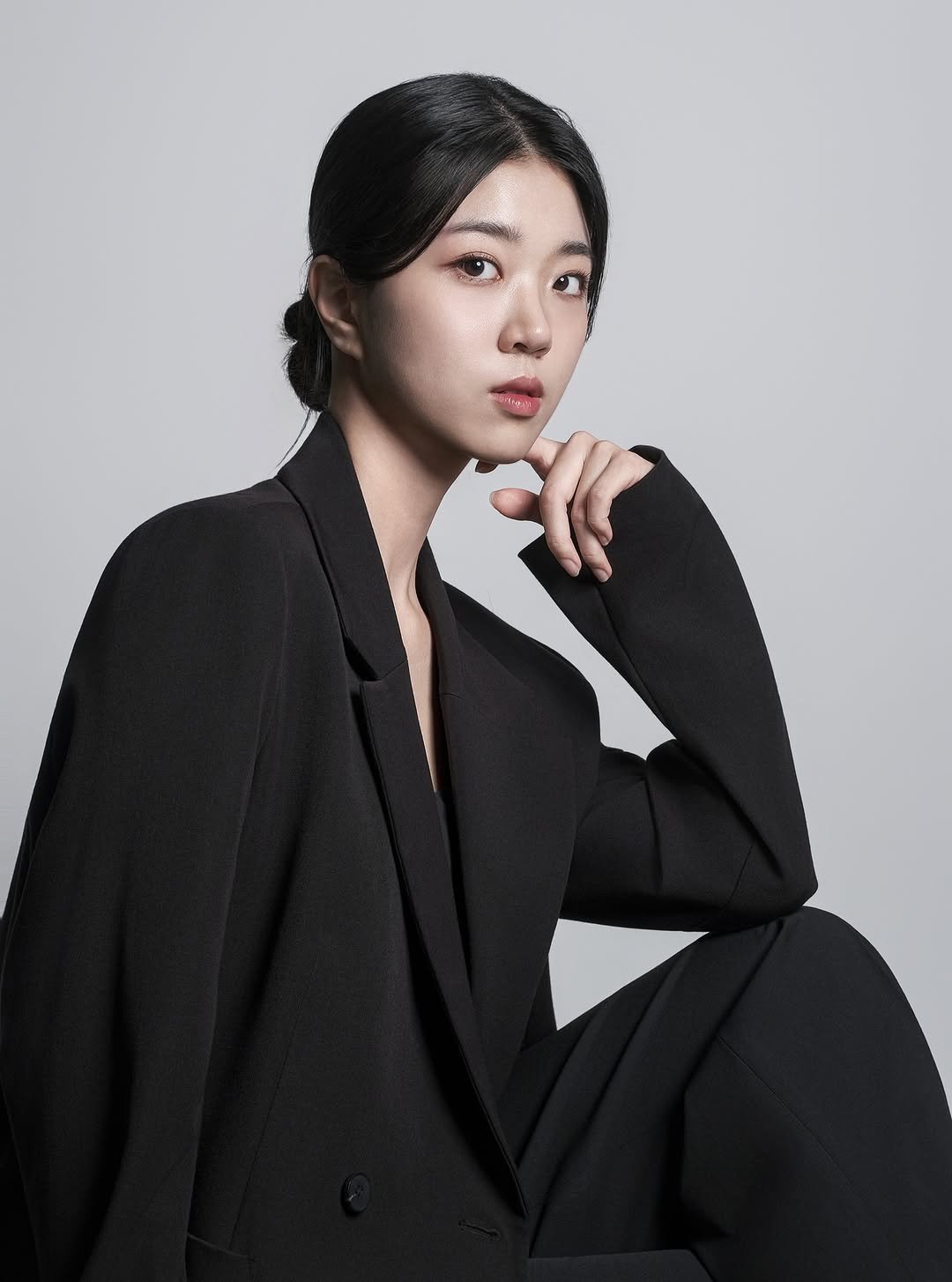 Photo by 해원처럼 스튜디오 on November 27, 2025. May be an image of one or more people, hair, makeup, overcoat, suit, turtleneck, blazer and text.