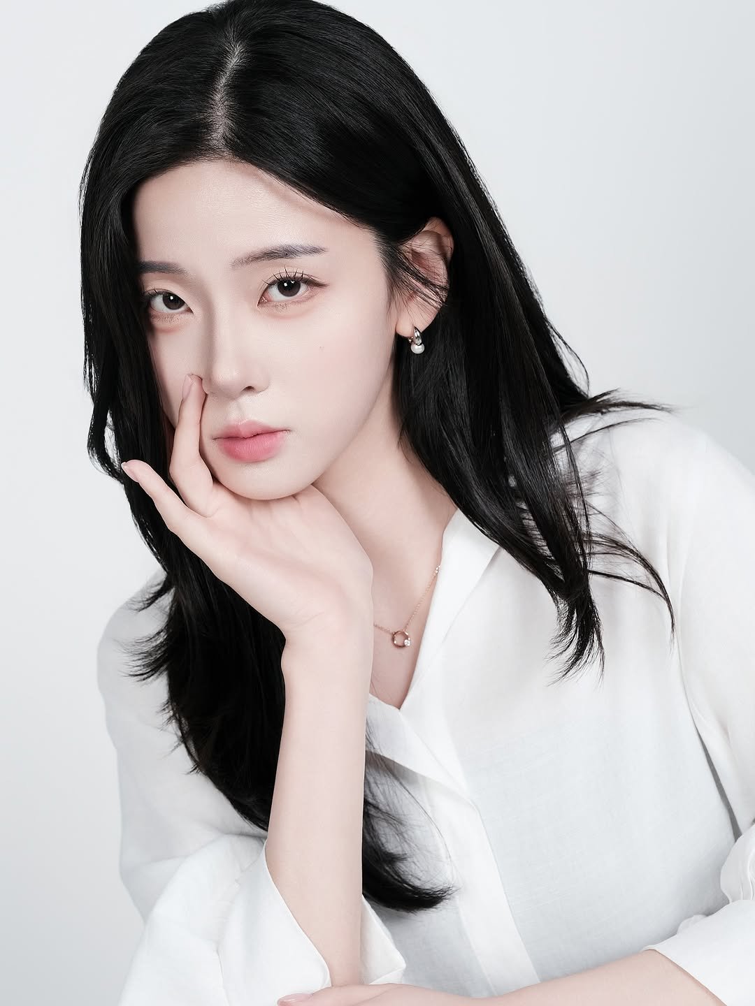 Photo by 해원처럼 스튜디오 on September 14, 2025. May be an image of one or more people, makeup, hair and text.