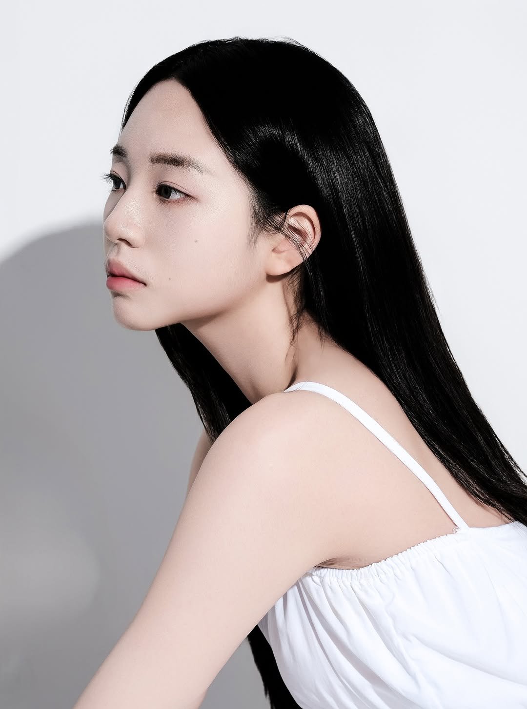 Photo by 해원처럼 스튜디오 on September 28, 2025. May be an image of one or more people, braids, makeup and text.