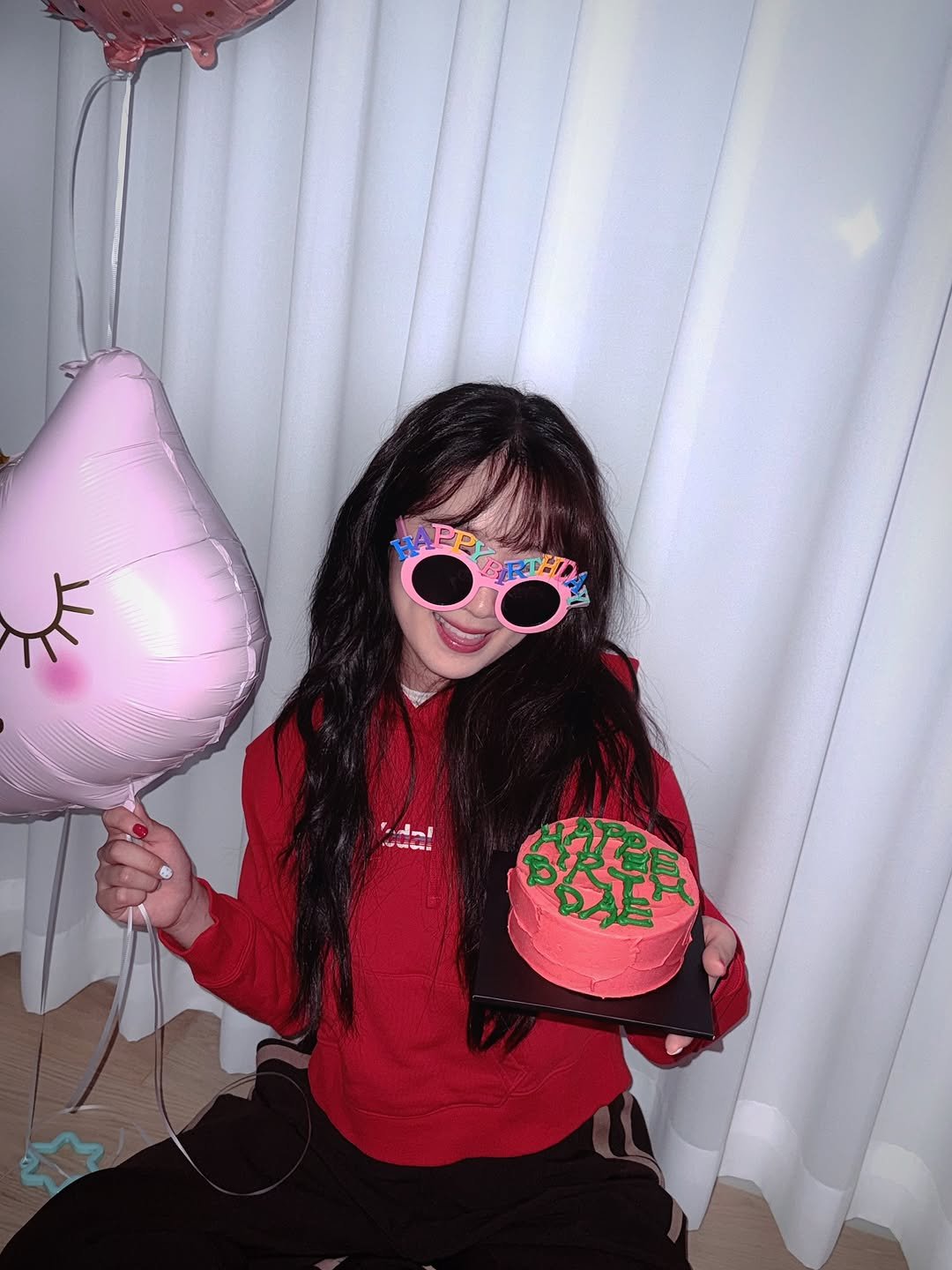 Photo by 김혜윤 on November 12, 2025. May be an image of bubble gum, balloon, lollipop, cake and text.