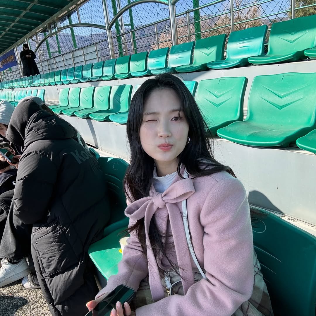 Photo by 김혜윤 on March 04, 2026. May be an image of stadium and text.