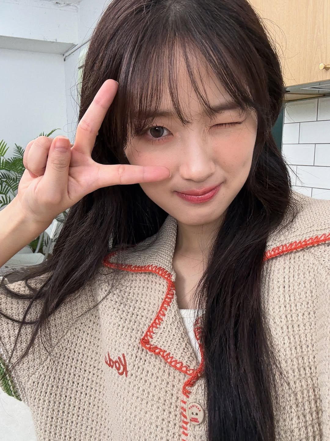 Photo by 김혜윤 on September 28, 2025. May be an image of one or more people, bangs, top and text.