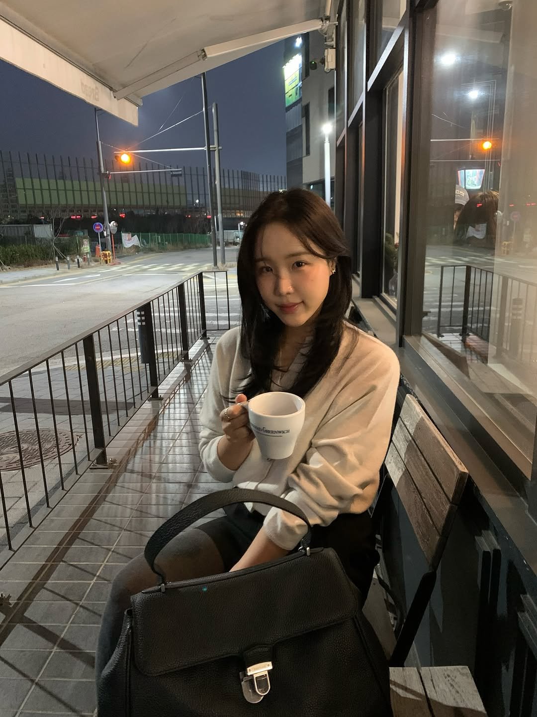 Photo shared by 반혜또 | 직장인 출근룩 코디👔 on December 05, 2025 tagging @steparound_official, @hyeddo_cos, @luana_salon_official, and @cozy__m_j. May be an image of cornflower and text.