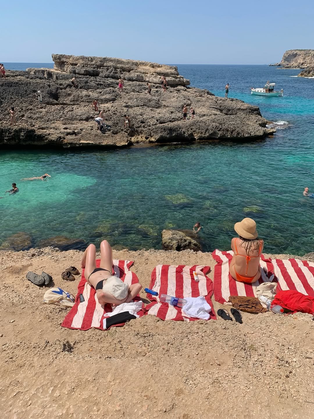 Photo by 반혜또 | 직장인 출근룩 코디👔 on August 15, 2025. May be an image of 2 people, deck chair, coast and text.