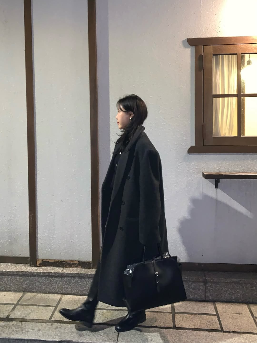 Photo shared by 반혜또 | 직장인 출근룩 코디👔 on December 11, 2025 tagging @hyeddo_cos. May be an image of duffle coat, overcoat, parka, cloak and text.