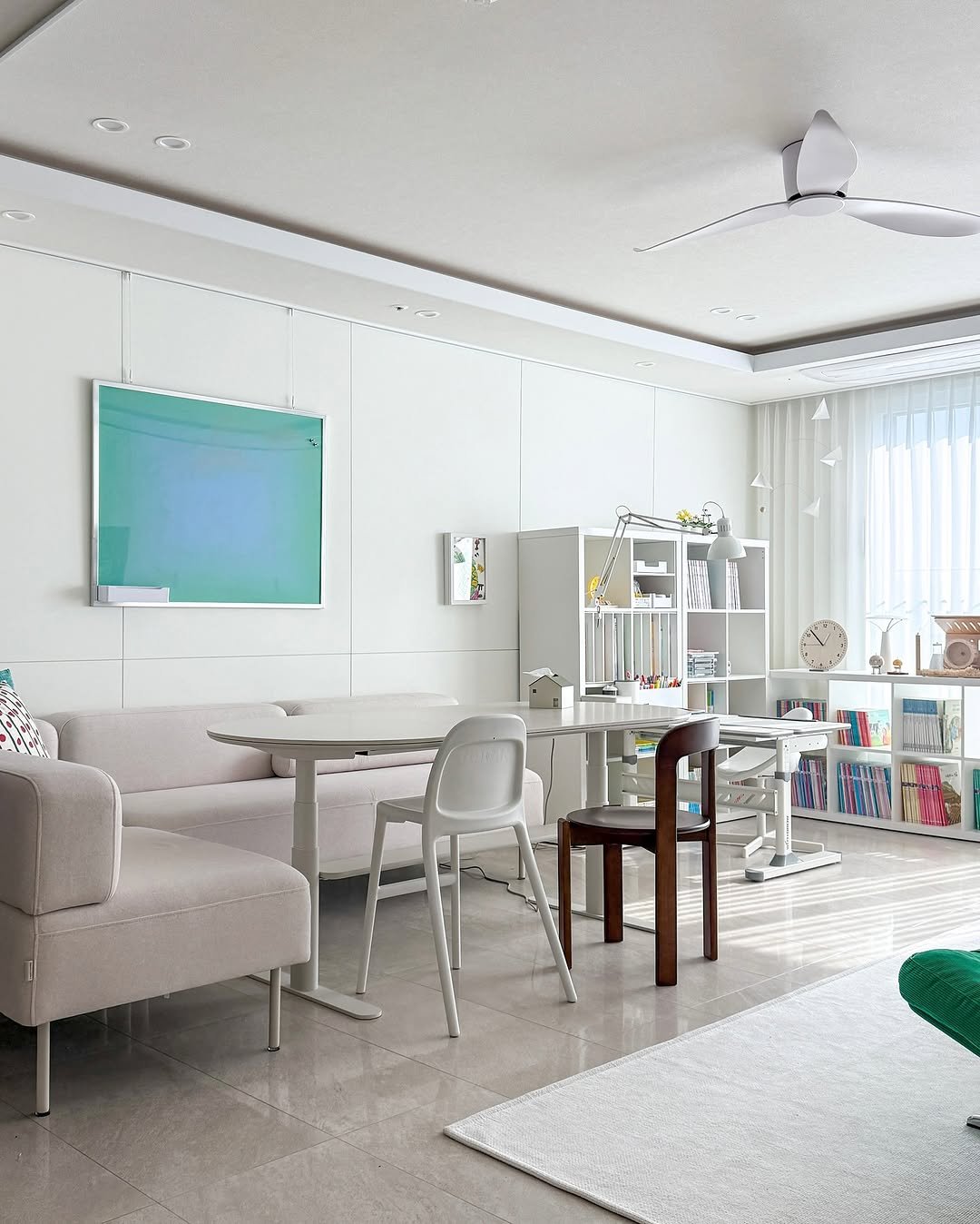 Photo by 혜혜홈 | 집꾸미기 • 정리수납 • 거실서재화 on November 12, 2025. May be an image of furniture, indoors and text.