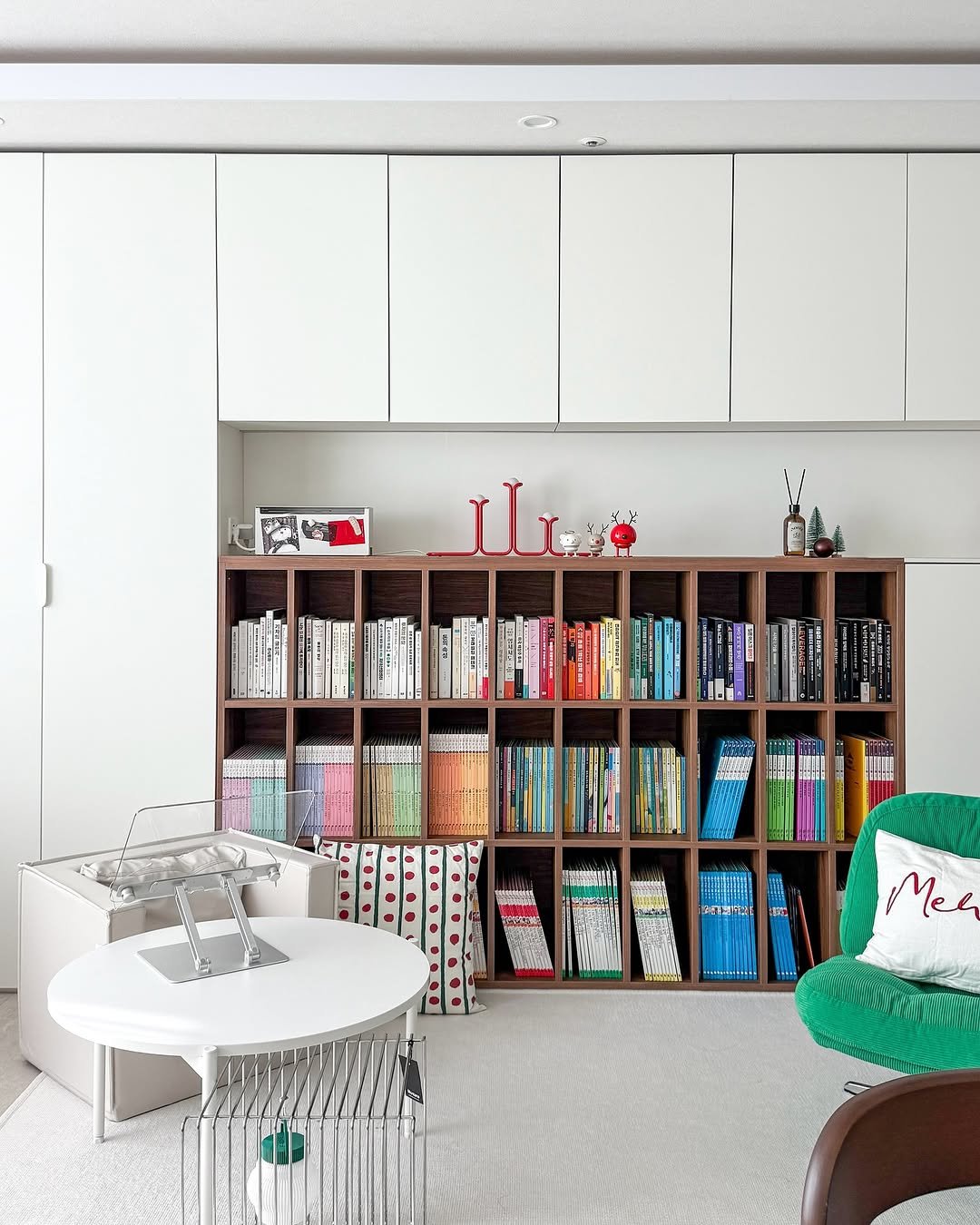 Photo shared by 혜혜홈 | 집꾸미기 • 정리수납 • 거실서재화 on November 15, 2025 tagging @hoptimistkorea. May be an image of shelf, furniture, rack, indoors and text.