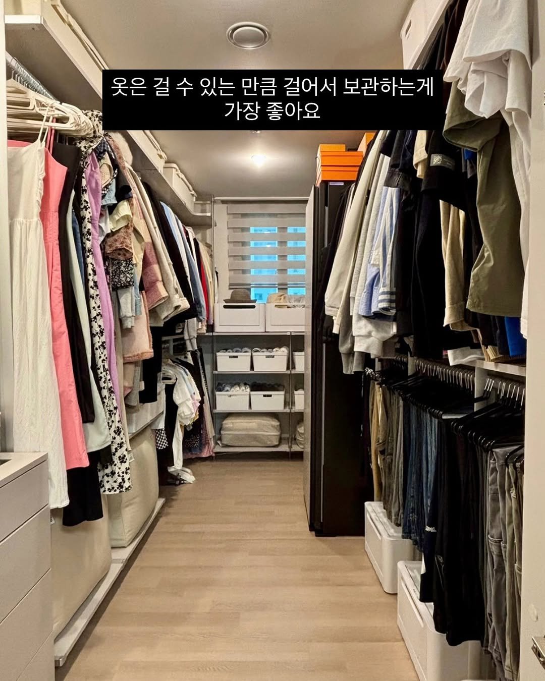 Photo by 혜혜홈 | 집꾸미기 • 정리수납 • 거실서재화 on July 31, 2025. May be an image of rack, clothes hanger, armoire, indoors and text that says '옷은 걸 걸수 수 있는 만큼 걸어서 보관하는게 가장 좋아요'.