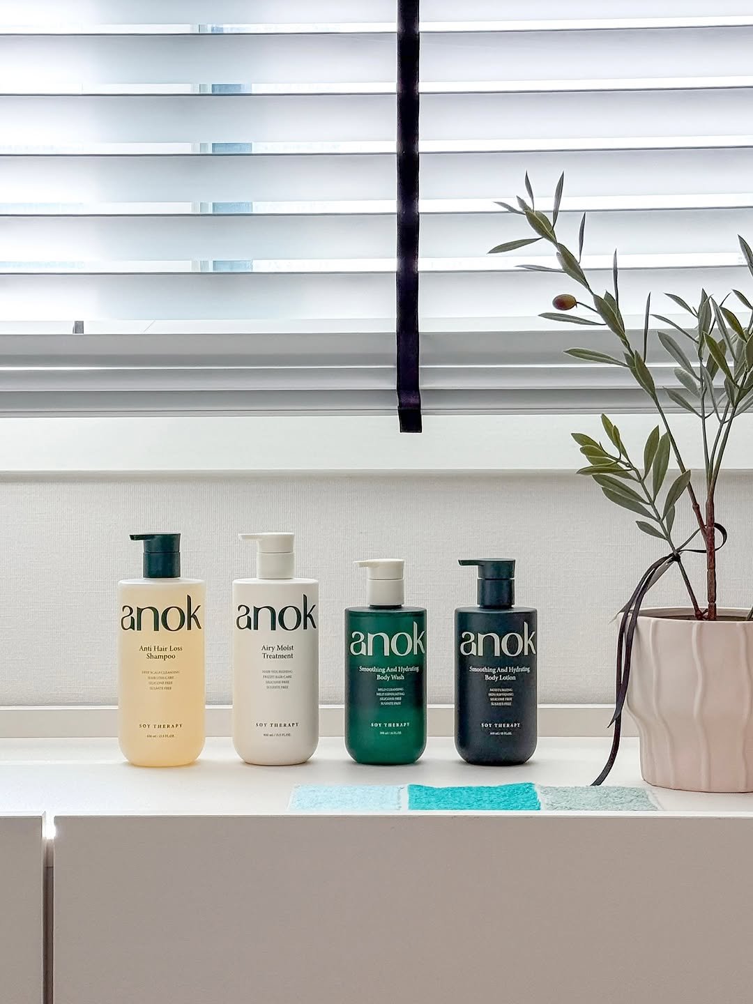 Photo shared by 혜혜홈 | 집꾸미기 • 정리수납 • 거실서재화 on November 07, 2025 tagging @official.anok. May be an image of hair product, hand cream, lotion and text.