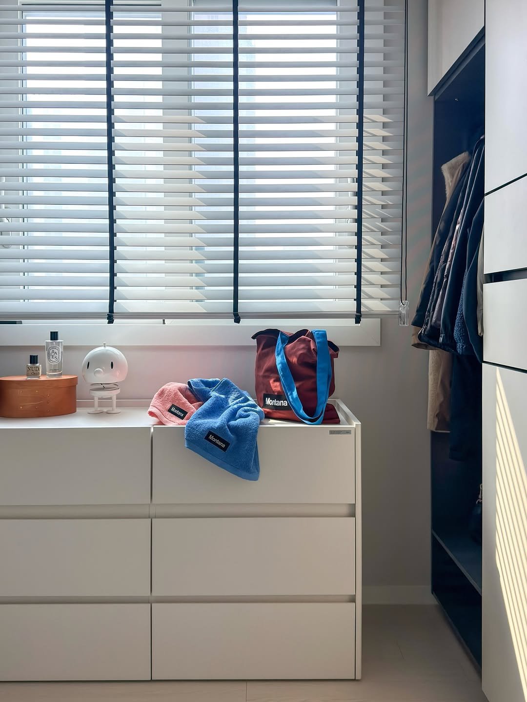 Photo shared by 혜혜홈 | 홈스타일링 • 정리수납 • 거실서재화 on March 30, 2026 tagging @8colors_official, @hoptimistkorea, @truegallery_official, and @layerofficial.kr. May be an image of sink, towel rack, curtains, clothes hanger, rack, indoors and text.