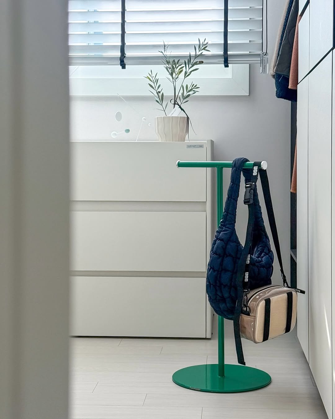 Photo shared by 혜혜홈 | 집꾸미기 • 정리수납 • 거실서재화 on December 13, 2025 tagging @greemeet.kr, @layerofficial.kr, and @arkin.seoul. May be an image of sink, towel rack, rack, clothes hanger, coat rack, indoors, sliding door and text.